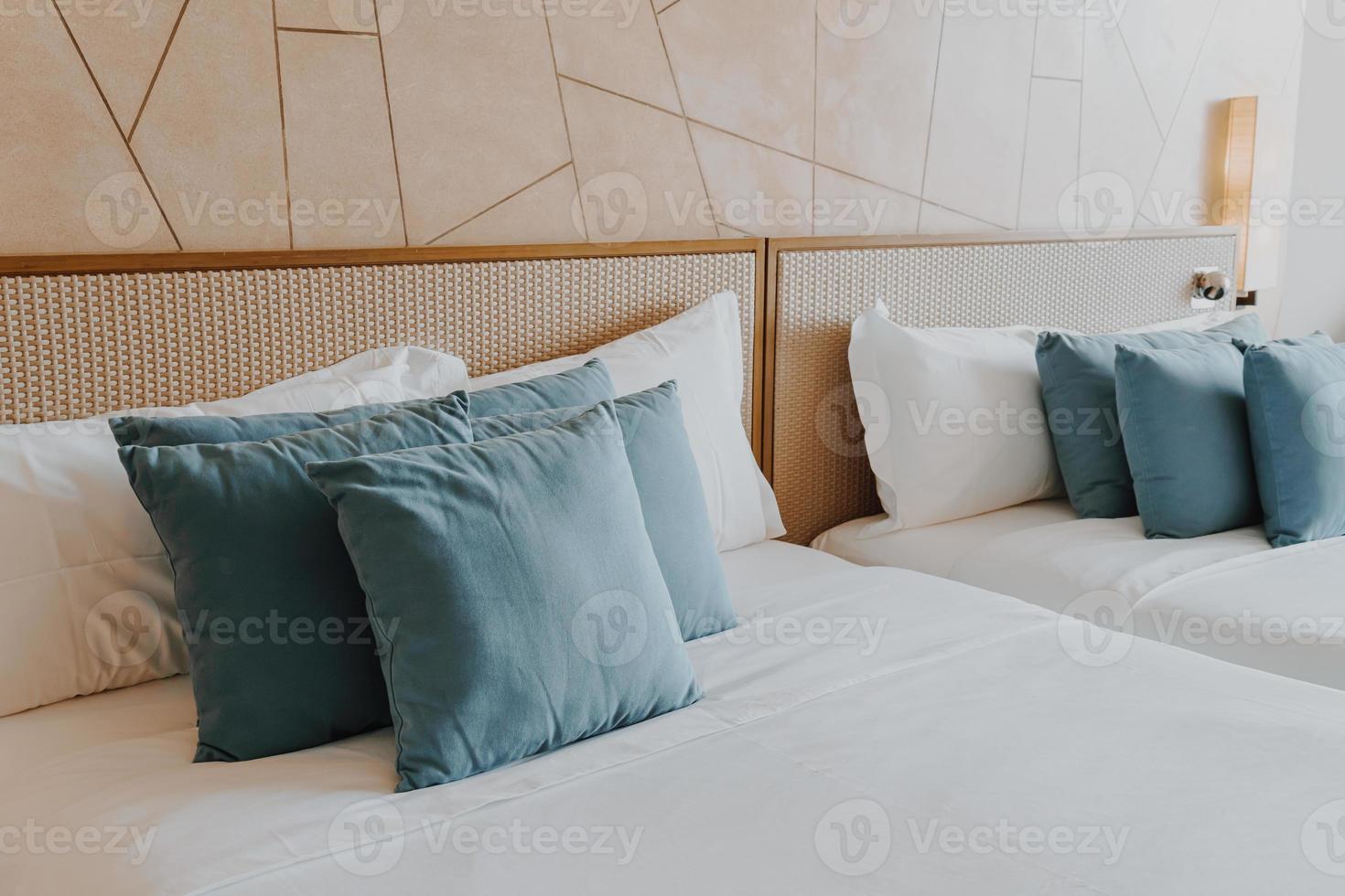 Hermosa y cómoda decoración de almohadas en el dormitorio. foto