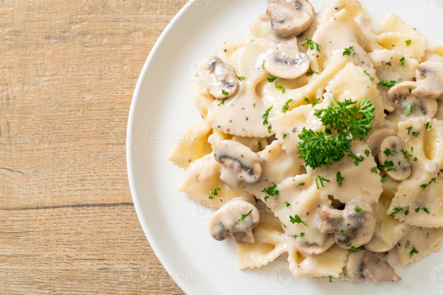 pasta farfalle con salsa de crema blanca de champiñones foto