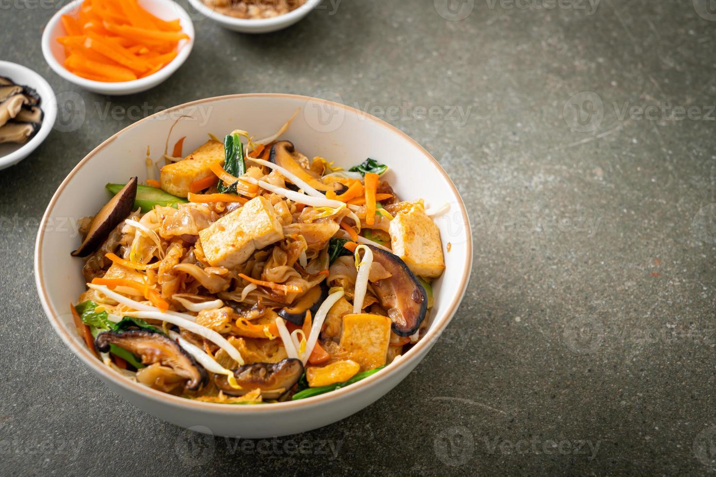 fideos salteados con tofu y verduras foto