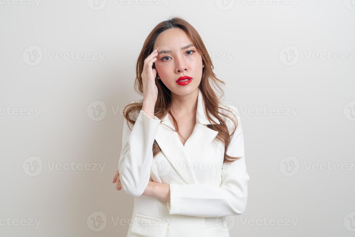 Retrato de una bella mujer enojada, estresada, preocupada o quejándose foto