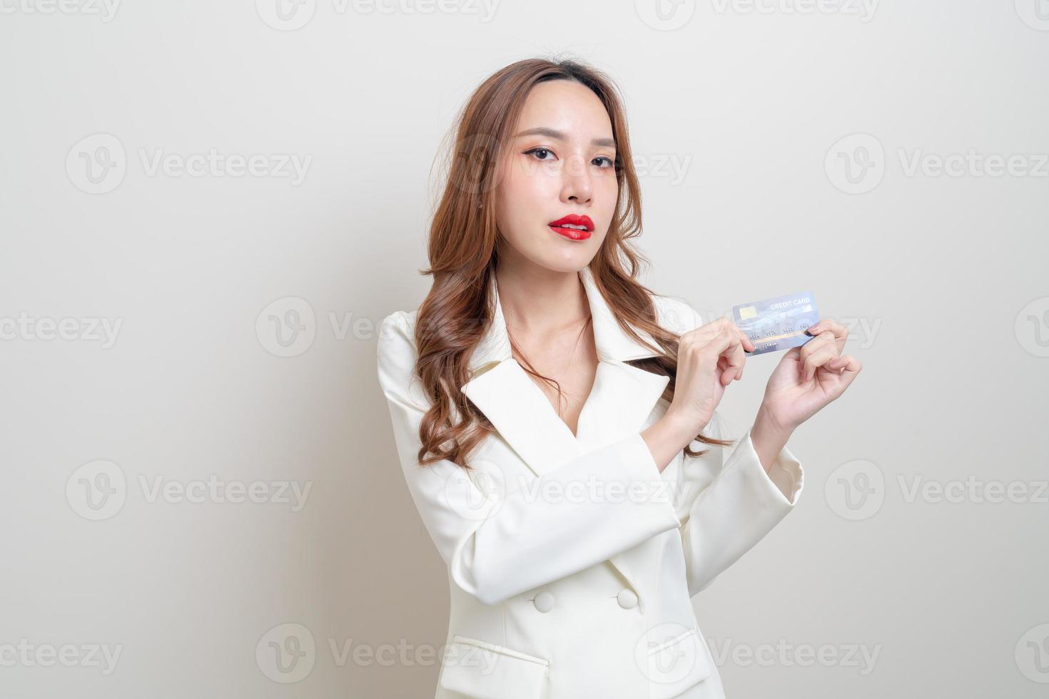 retrato, hermoso, mujer asiática, tenencia, tarjeta de crédito foto