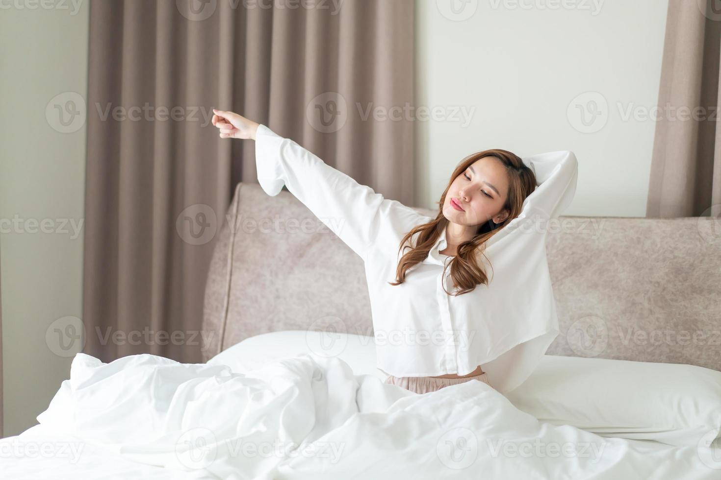 retrato, mujer hermosa, despertar, en cama foto