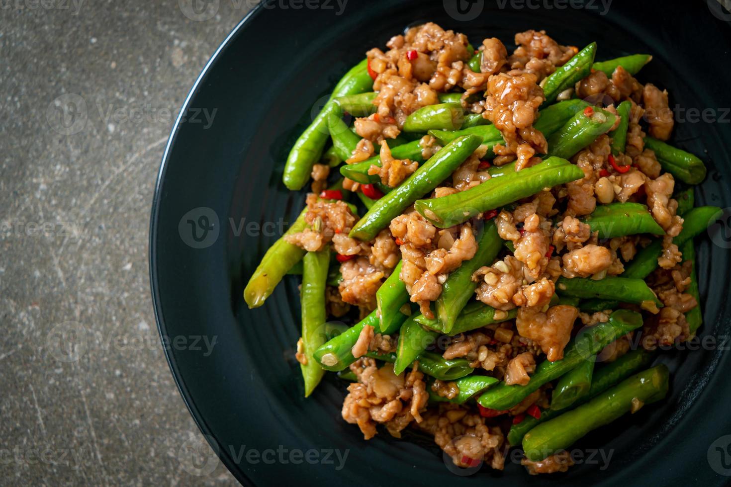 judías verdes o judías verdes salteadas con carne de cerdo picada foto