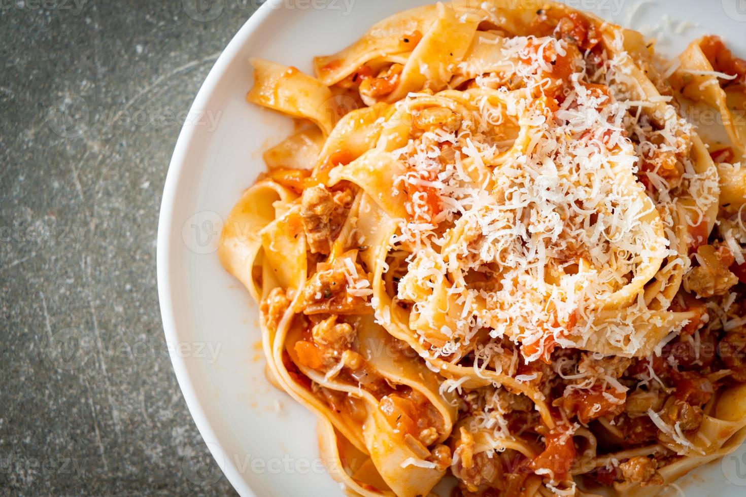 Fettuccine de pasta casera a la boloñesa con queso foto