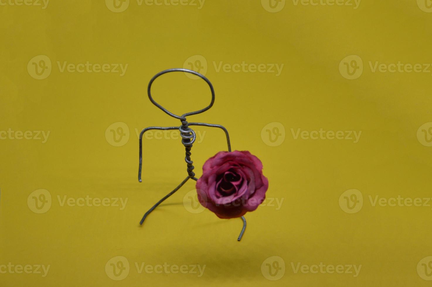 Human figure made of metal wire with an object photo