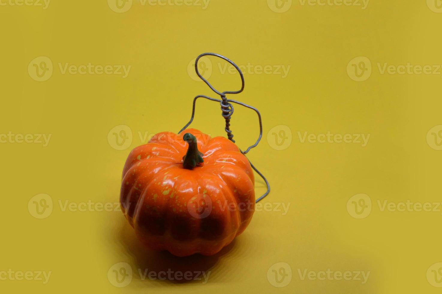 Human figure made of metal wire with an object photo