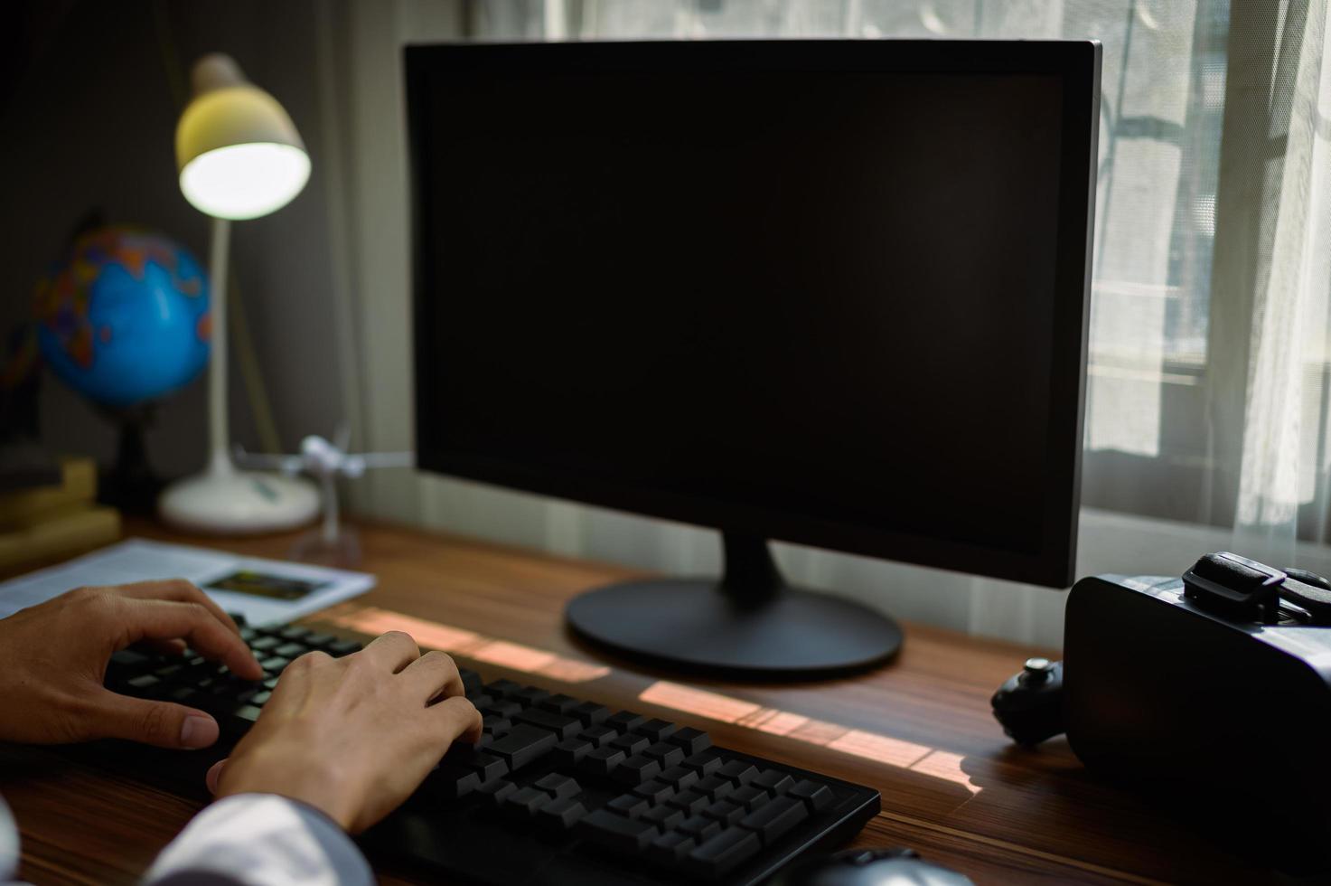 hombre de negocios usa una computadora en el trabajo foto