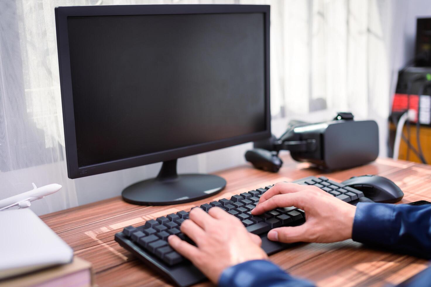 hombre de negocios usa una computadora en el trabajo foto