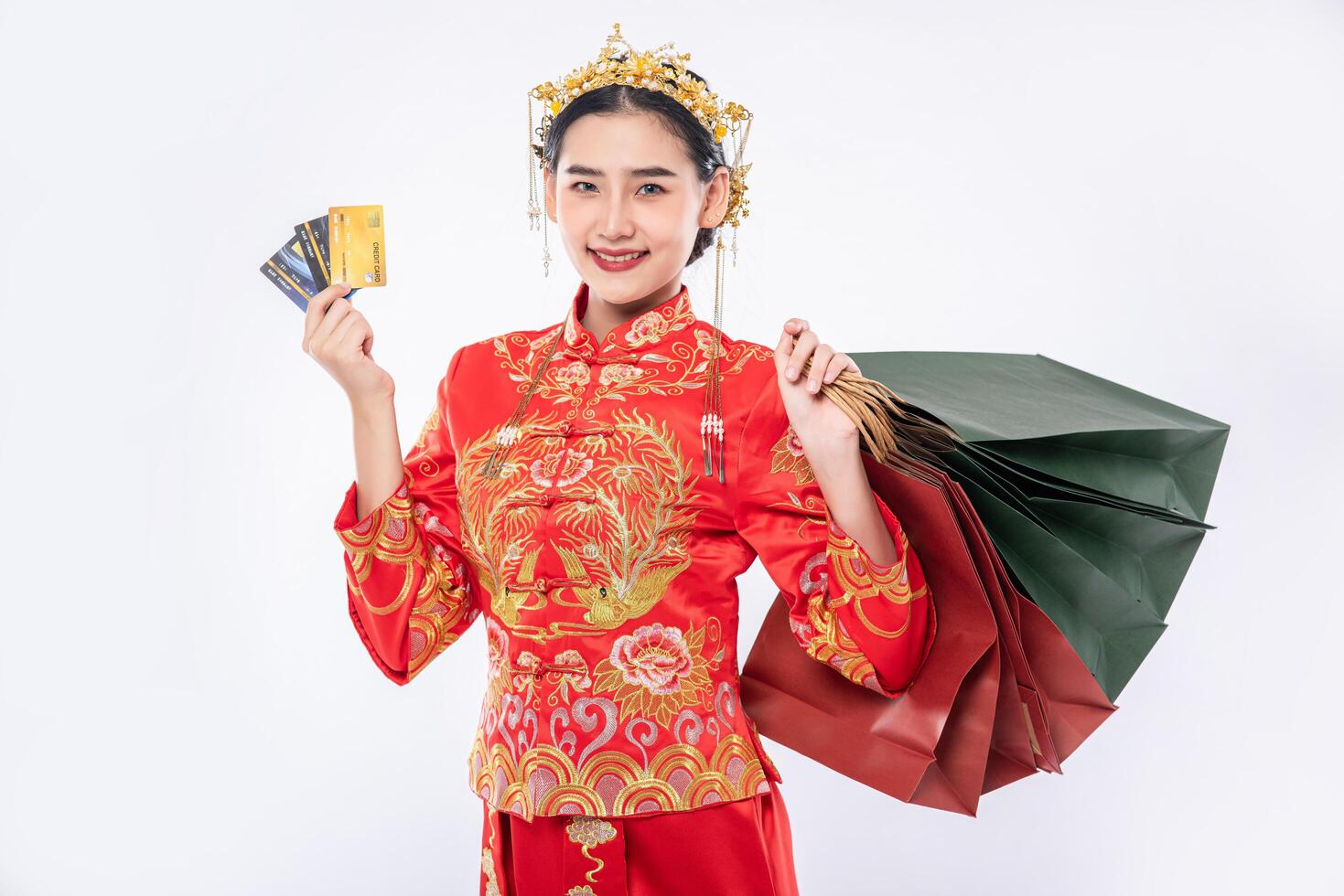 mujer usa traje cheongsam obtener muchas cosas al usar tarjeta de crédito en el año nuevo chino foto