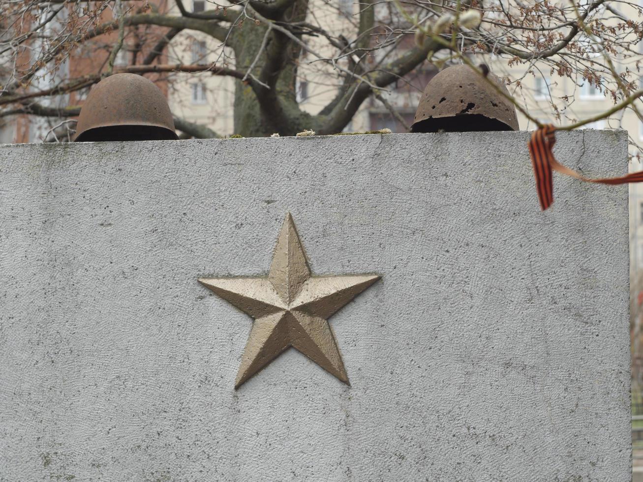 Gold star on the monument fallen soldiers Soviet army photo