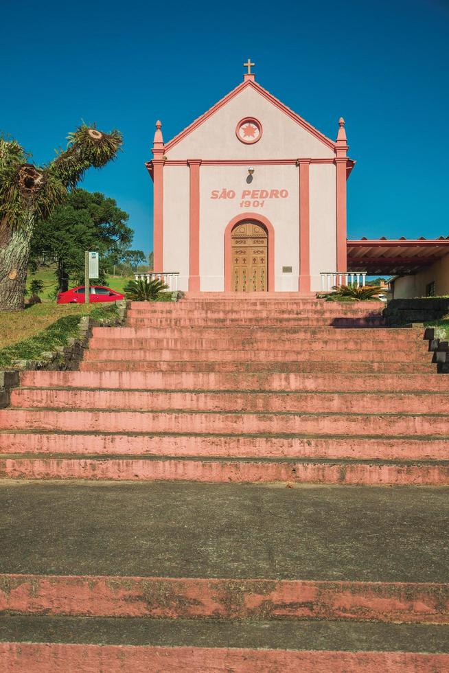 bento goncalves, brasil - 11 de julio de 2019. escalera larga que conduce a la fachada de la calle st. capilla pedro de los caminos de piedra cerca de bento goncalves. foto