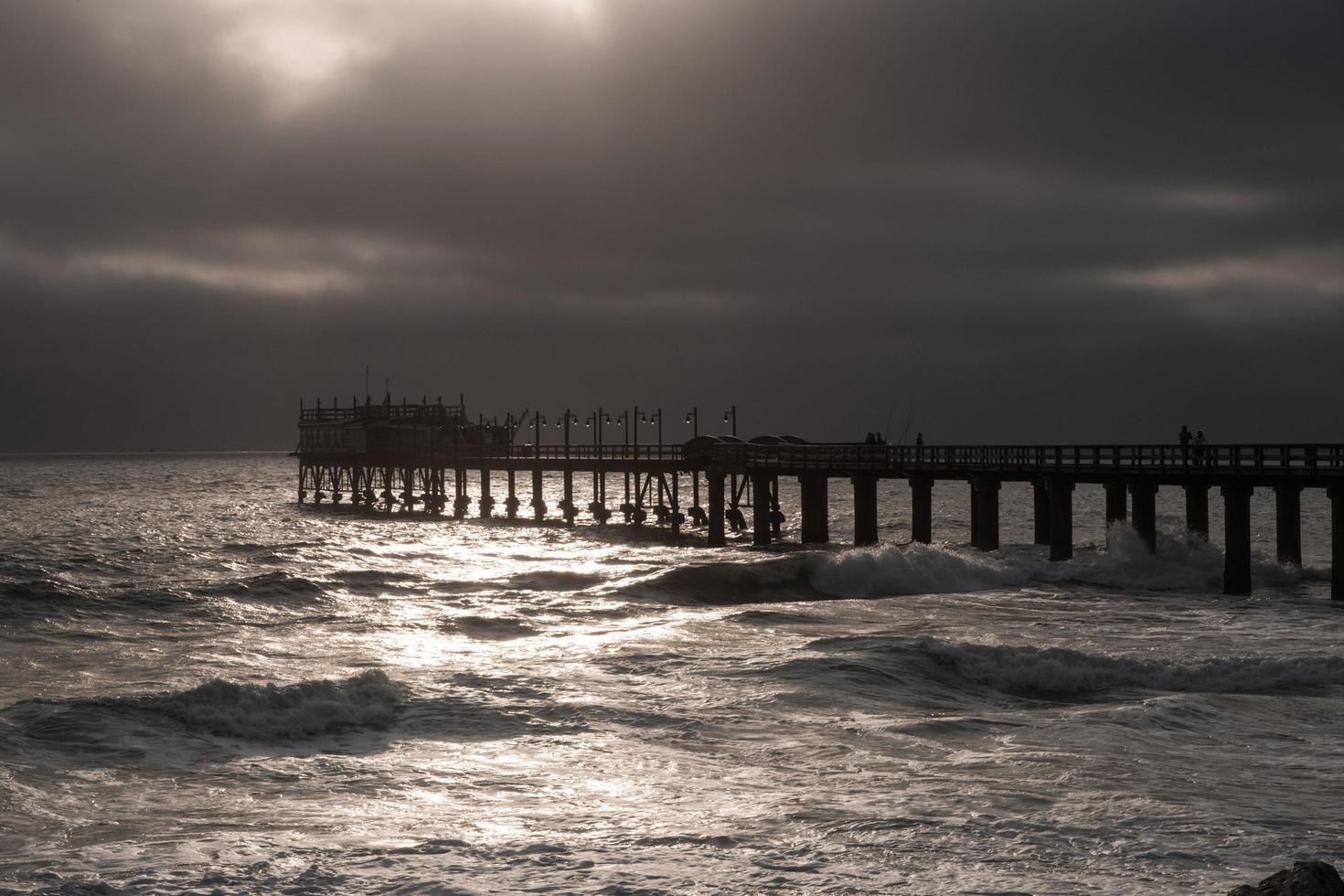 hermoso muelle en la costa de Namibia por la noche. Namibia foto