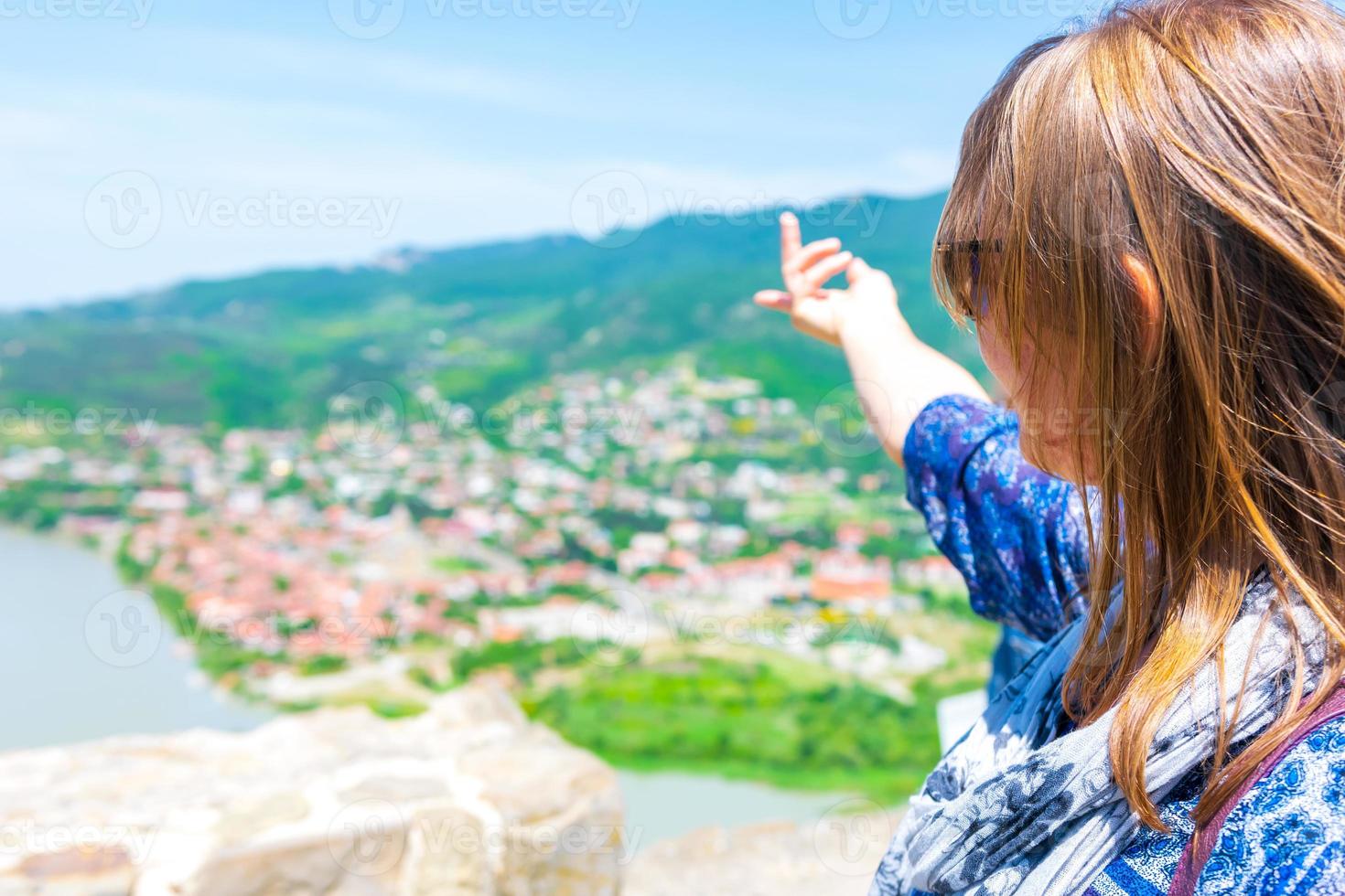 mujer disfruta de las vacaciones vistas foto