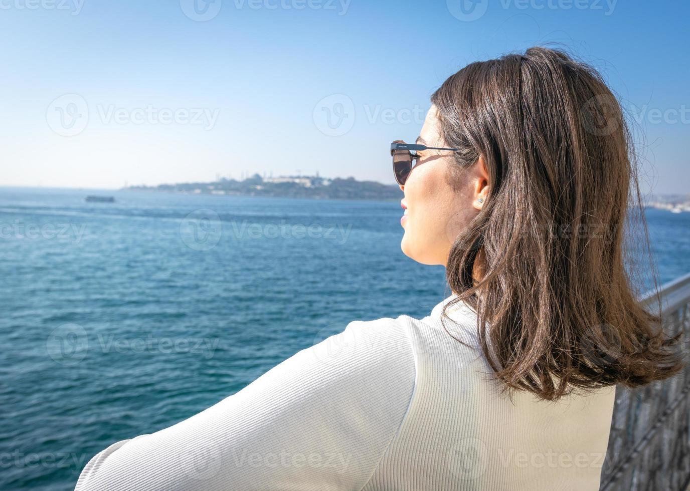 mujer disfruta de las vacaciones vistas foto