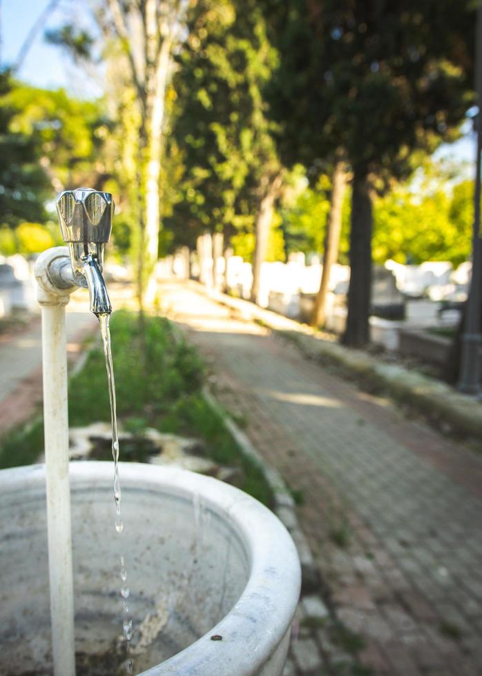 agua del grifo en lugar publico foto