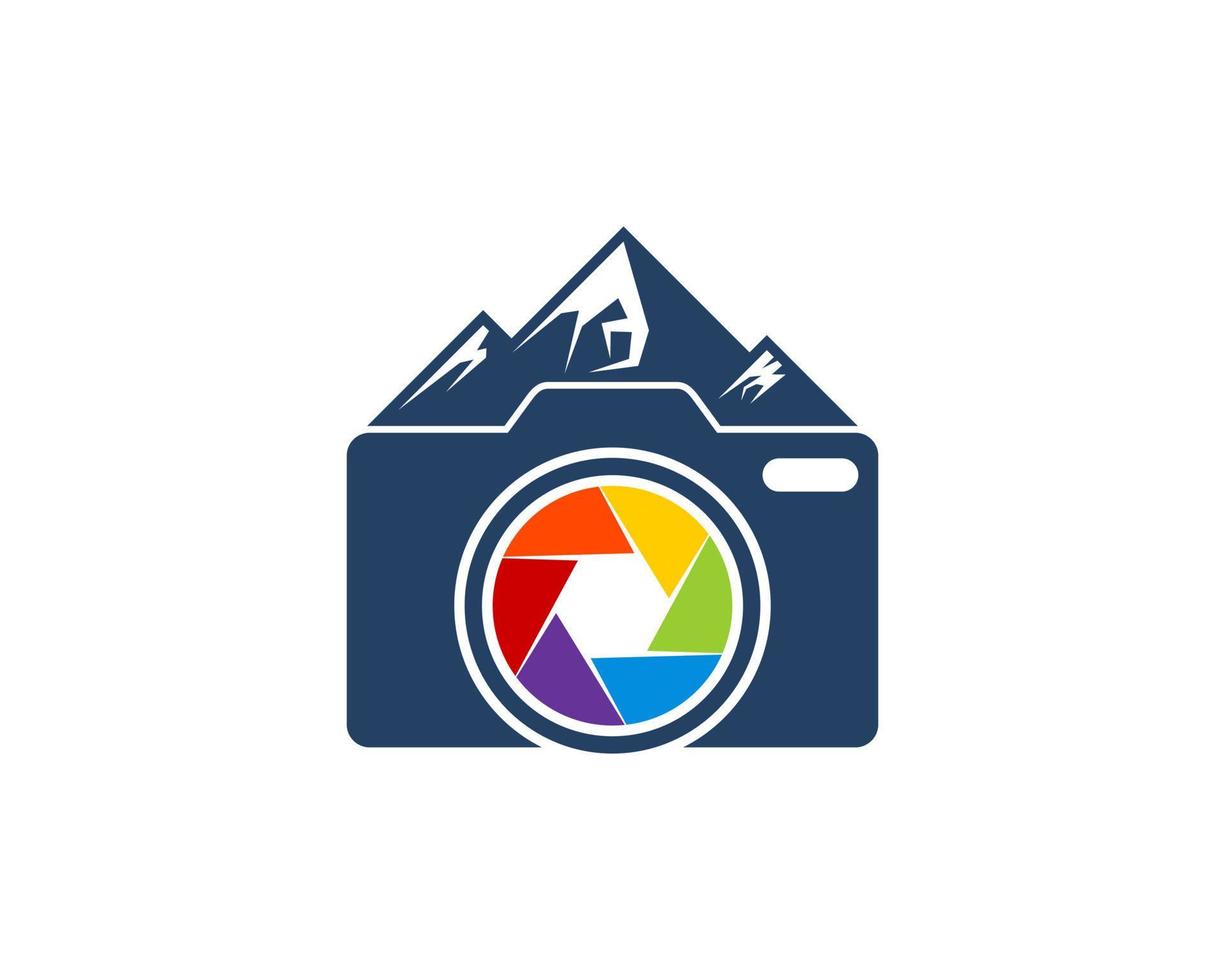 cámara moderna con lente arcoiris y montaña vector