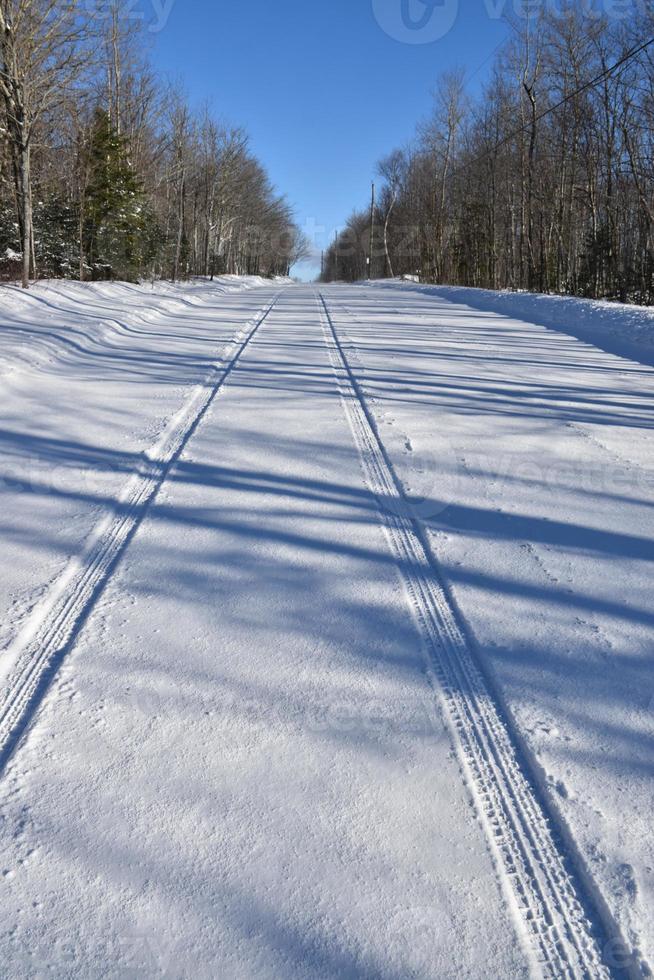 huellas de neumáticos en la nieve foto