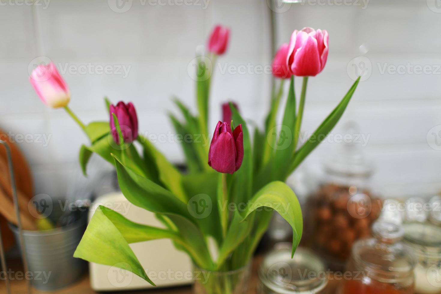 ramo de tulipanes en el fondo de la cocina. foto