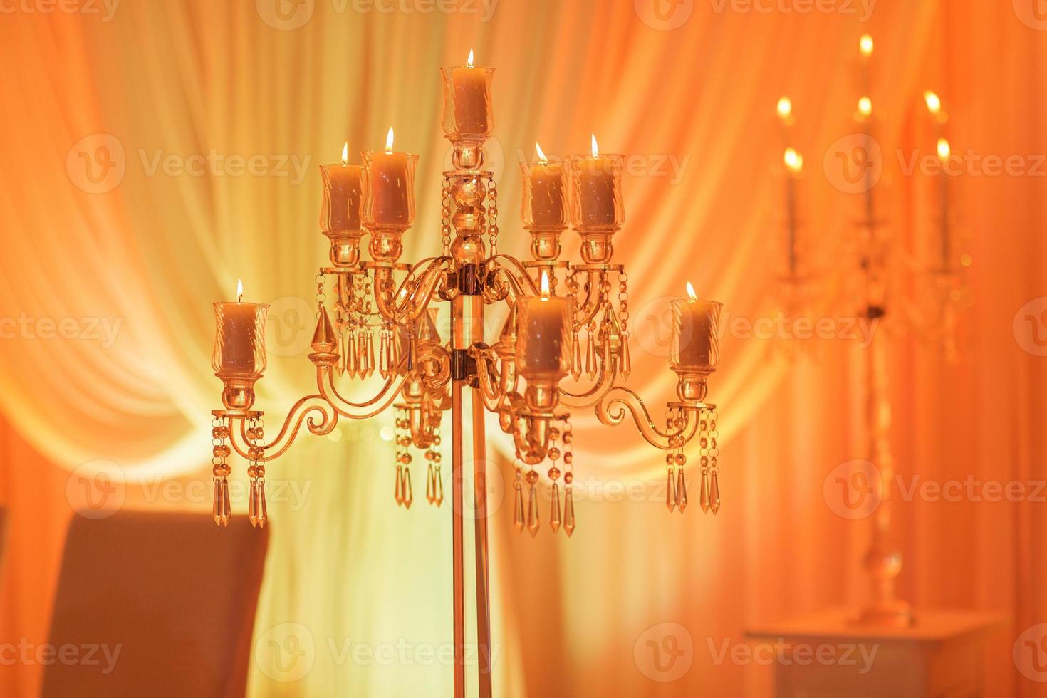 Lujosa mesa de boda con decoración, con candelabros plateados, velas y flores en azul claro. foto selectiva