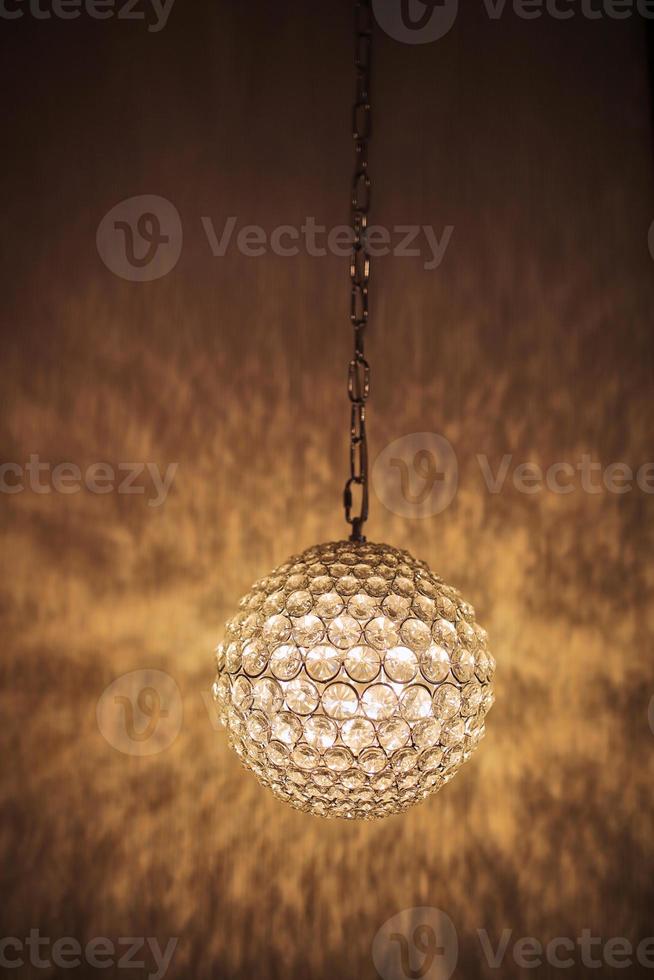 Lámpara colgante iluminada, elegante araña iluminada. Lámpara redonda en el interior. foto