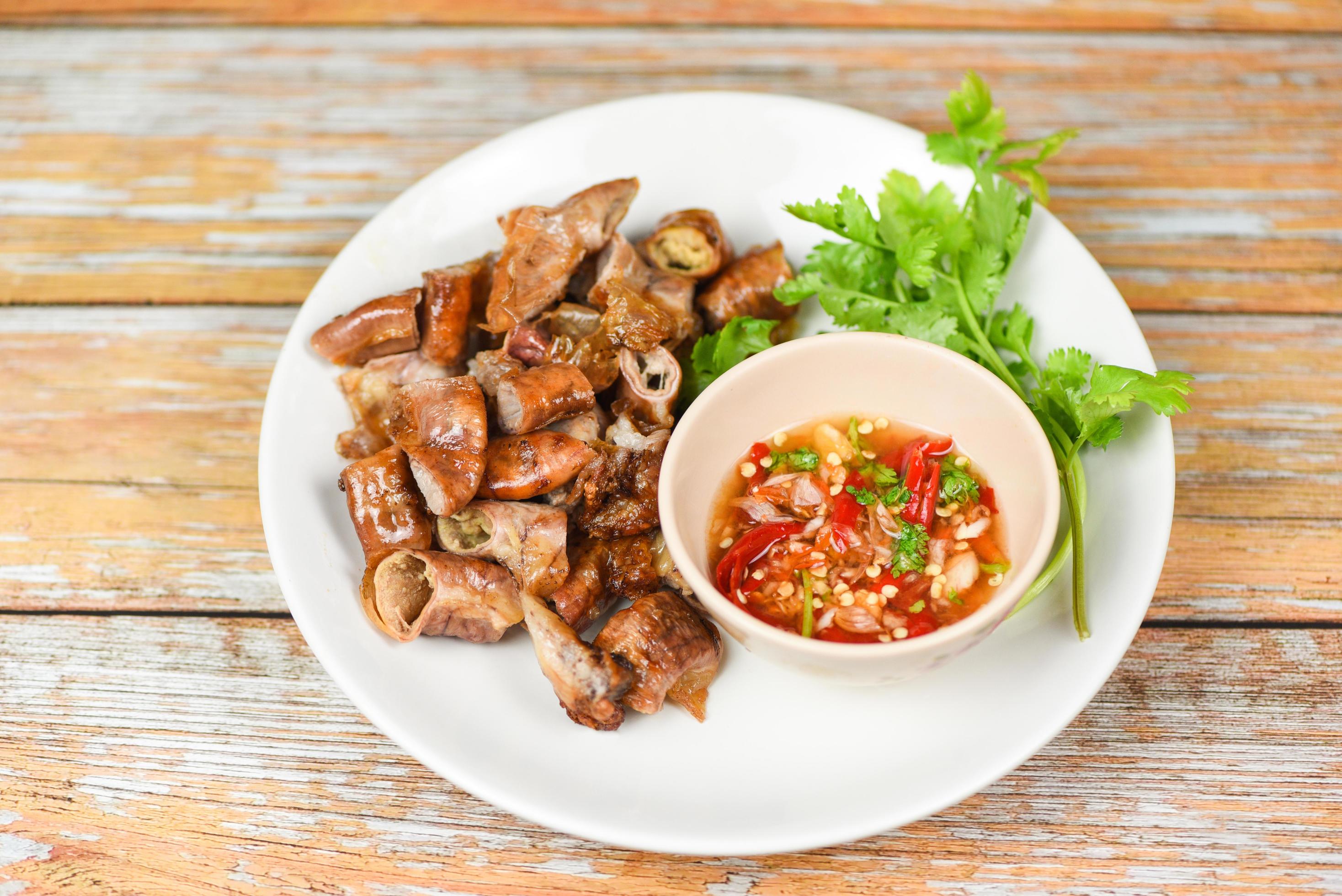 https://static.vecteezy.com/system/resources/previews/004/951/311/large_2x/entrails-intestines-part-of-pork-asian-thai-food-roasted-pork-chitterlings-with-chilli-sauce-spicy-free-photo.JPG