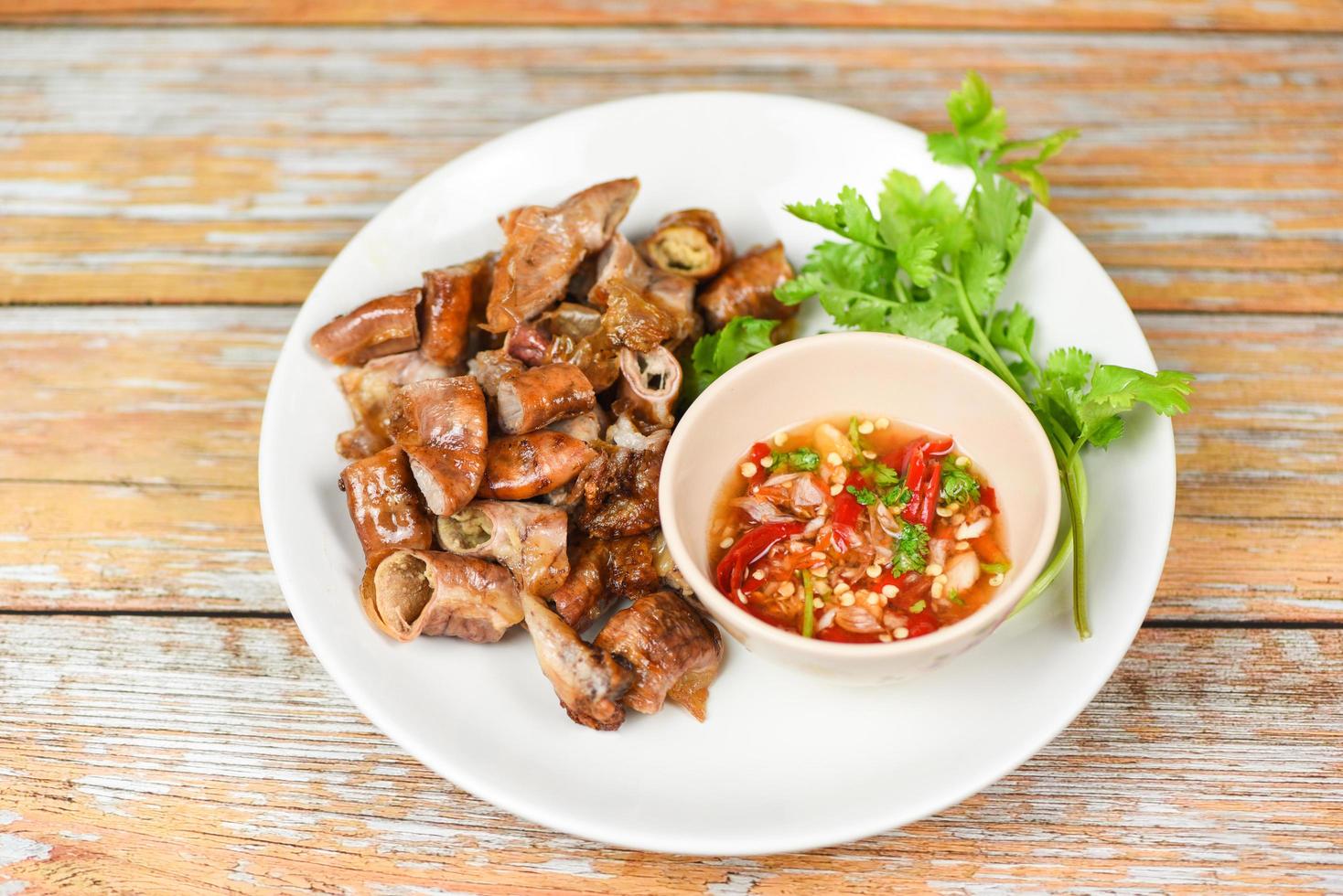 Vísceras intestinos parte de la carne de cerdo comida tailandesa asiática - tripas de cerdo asadas con salsa picante picante foto