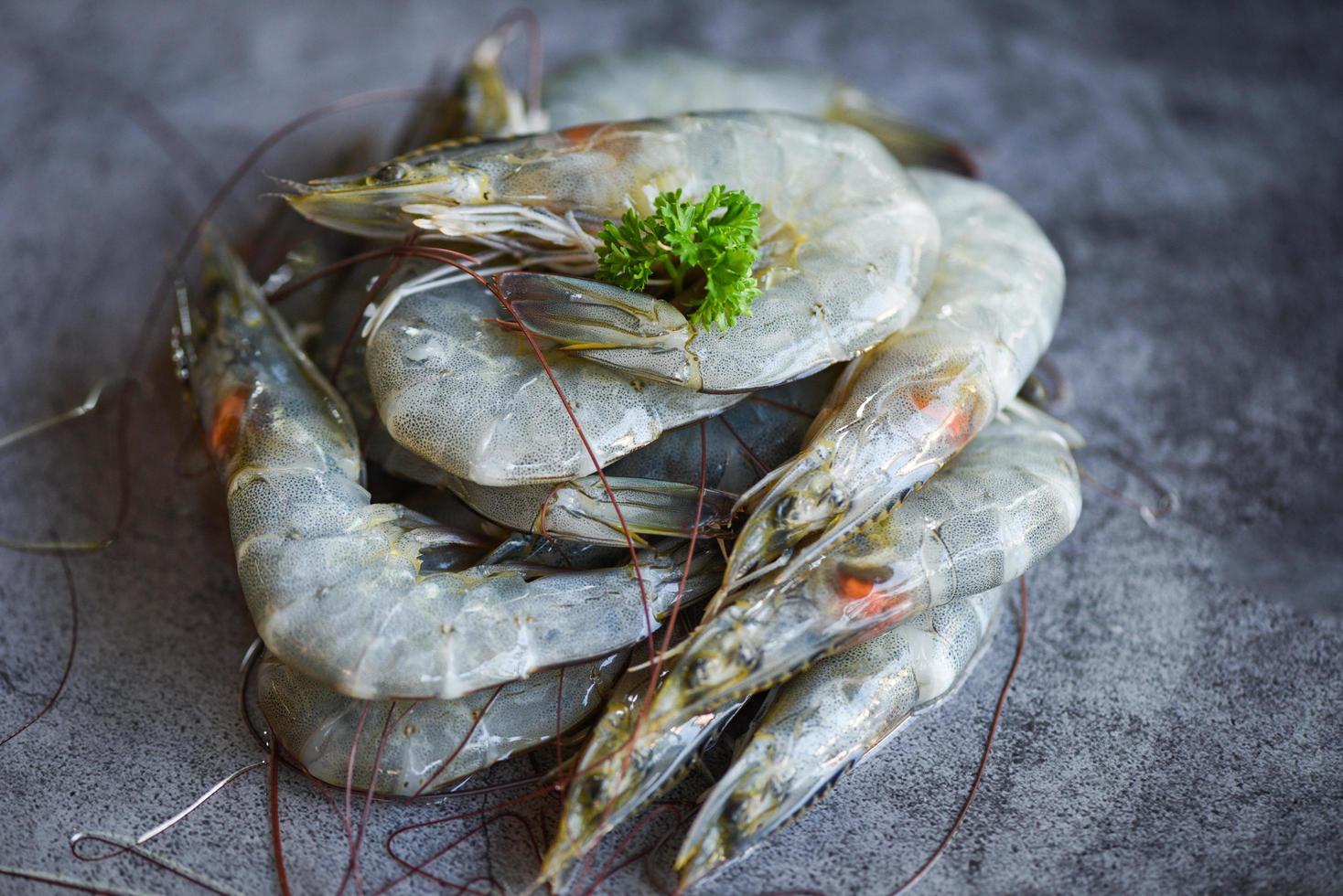 camarones crudos con especias de hierbas en la placa oscura - camarones frescos camarones en el restaurante o mercado de mariscos foto