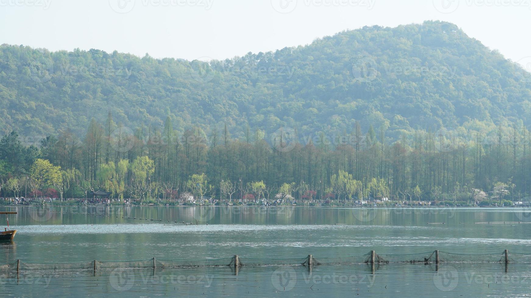 los hermosos paisajes lacustres en la ciudad china de Hangzhou en primavera con el lago tranquilo y las montañas verdes frescas foto