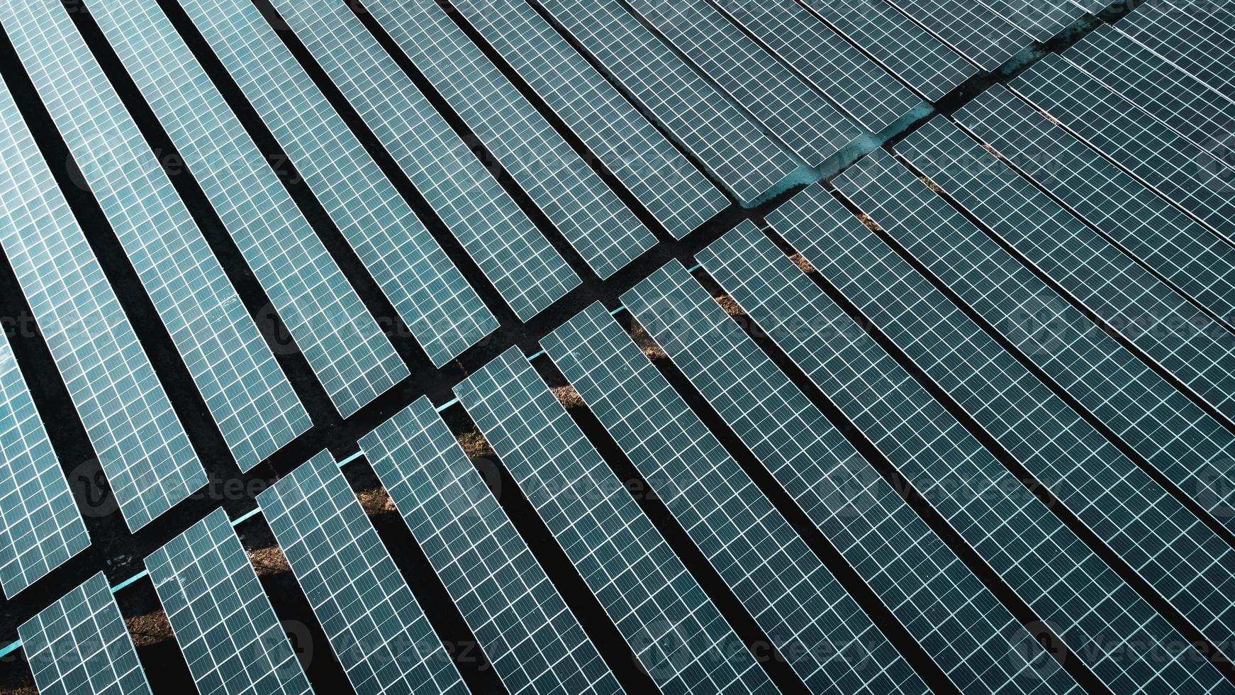 panel de células solares desde la vista aérea. foto paisaje de una granja solar que produce energía limpia.
