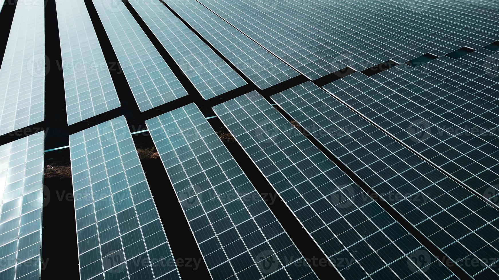 panel de células solares desde la vista aérea. foto paisaje de una granja solar que produce energía limpia.