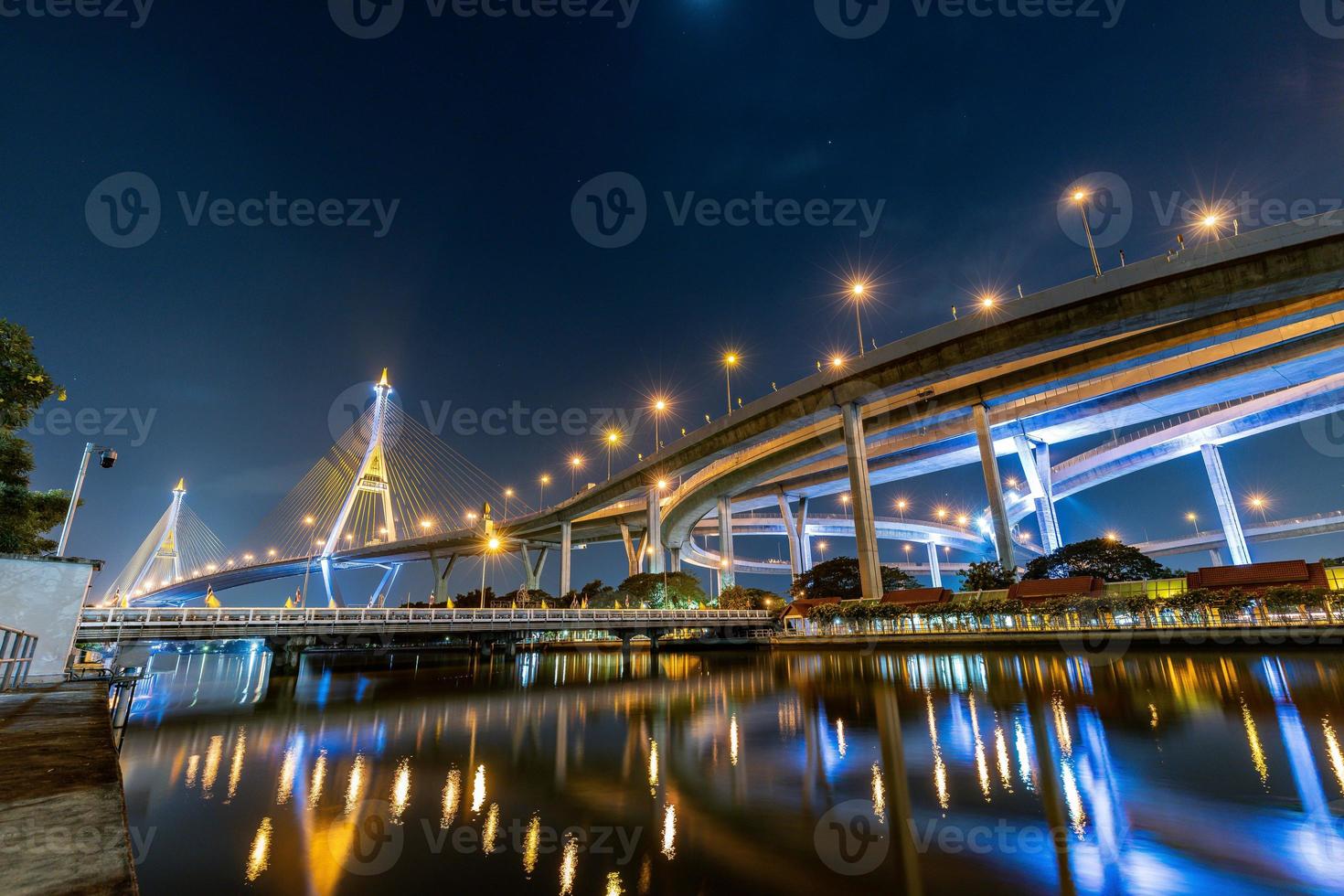 Puente colgante bhumibol cruce sobre el río Chao Phraya en Bangkok, Tailandia al atardecer. es uno de los puentes más bellos de Tailandia. enfoque selectivo. foto