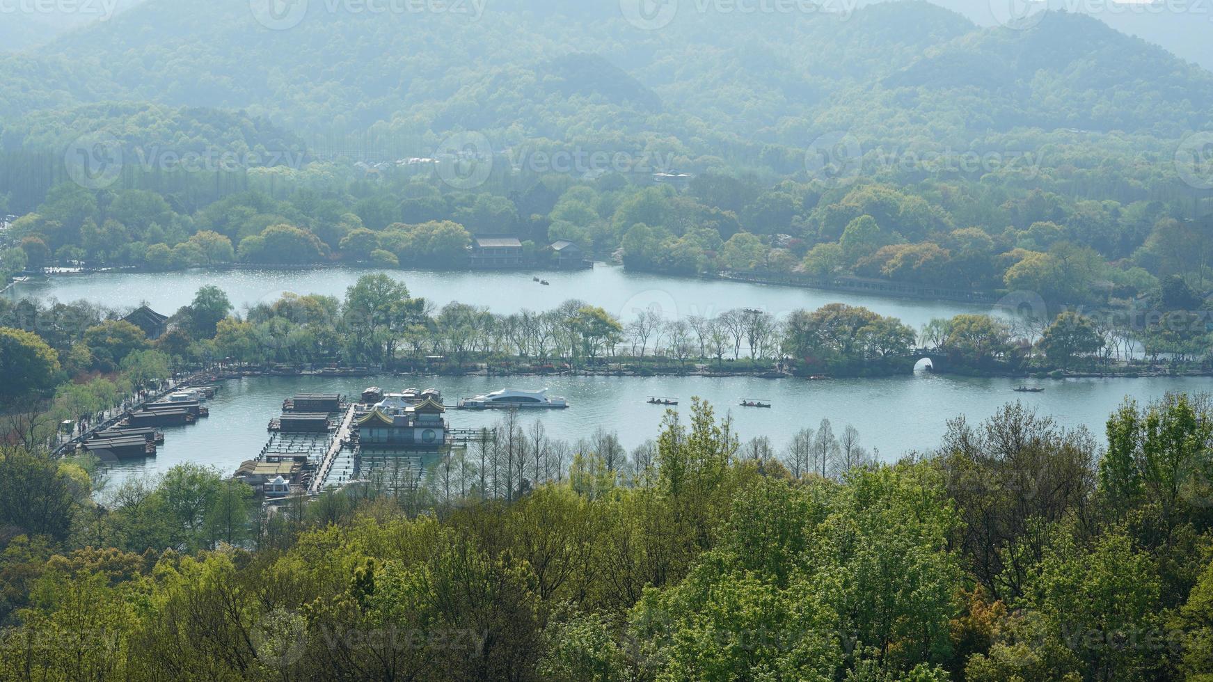 los hermosos paisajes lacustres en la ciudad china de Hangzhou en primavera con el lago tranquilo y las montañas verdes frescas foto