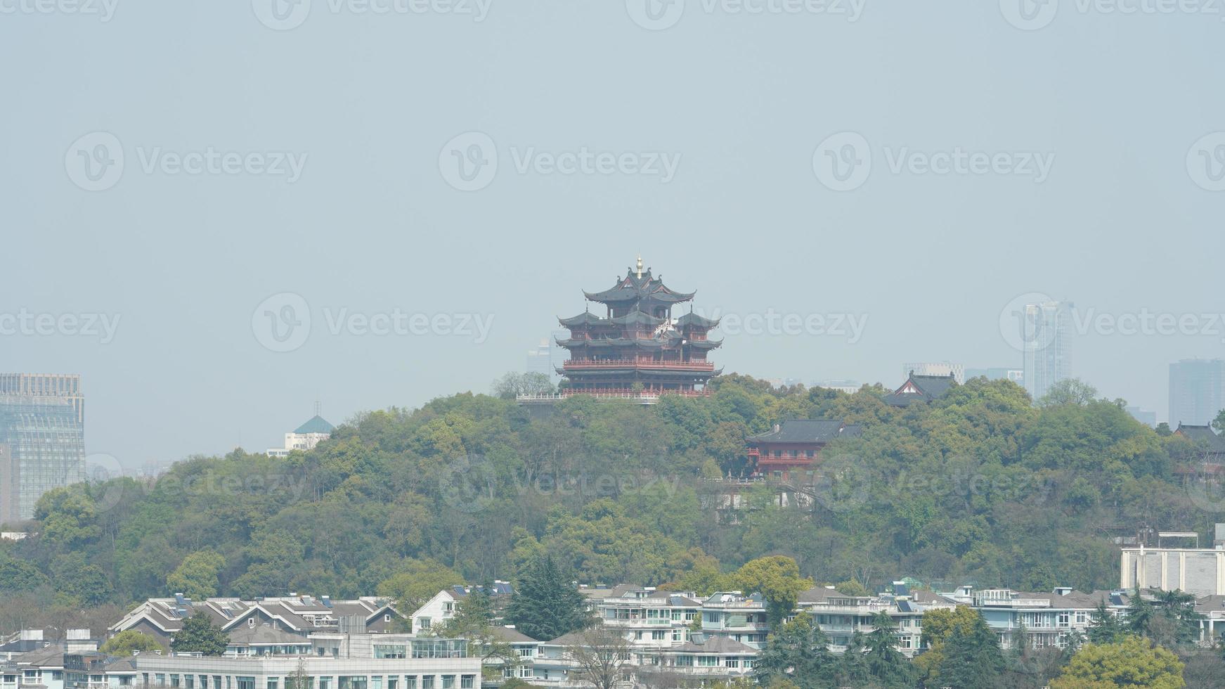 los hermosos paisajes lacustres en la ciudad china de Hangzhou en primavera con el lago tranquilo y las montañas verdes frescas foto