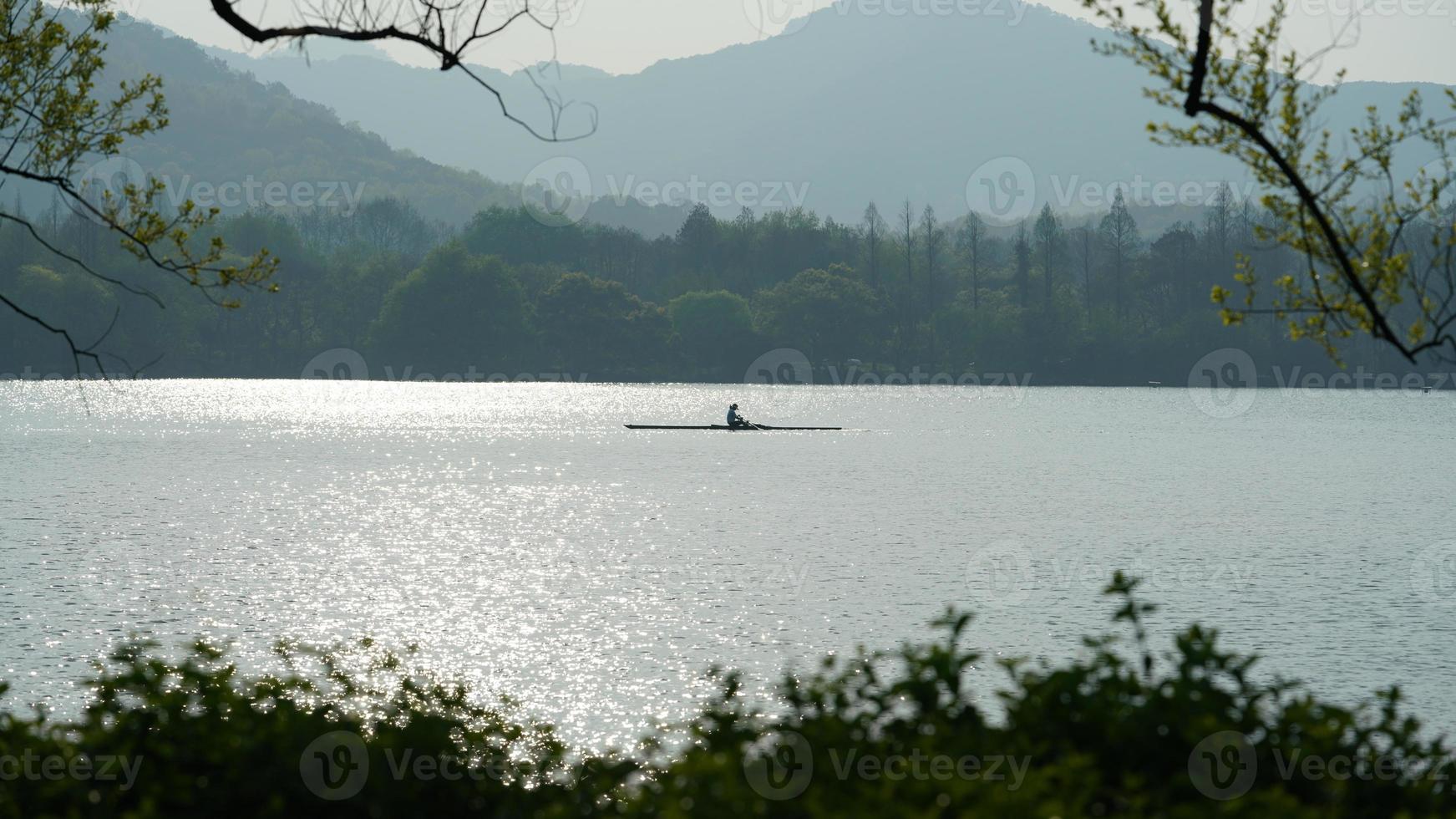 los hermosos paisajes lacustres en la ciudad china de Hangzhou en primavera con el lago tranquilo y las montañas verdes frescas foto