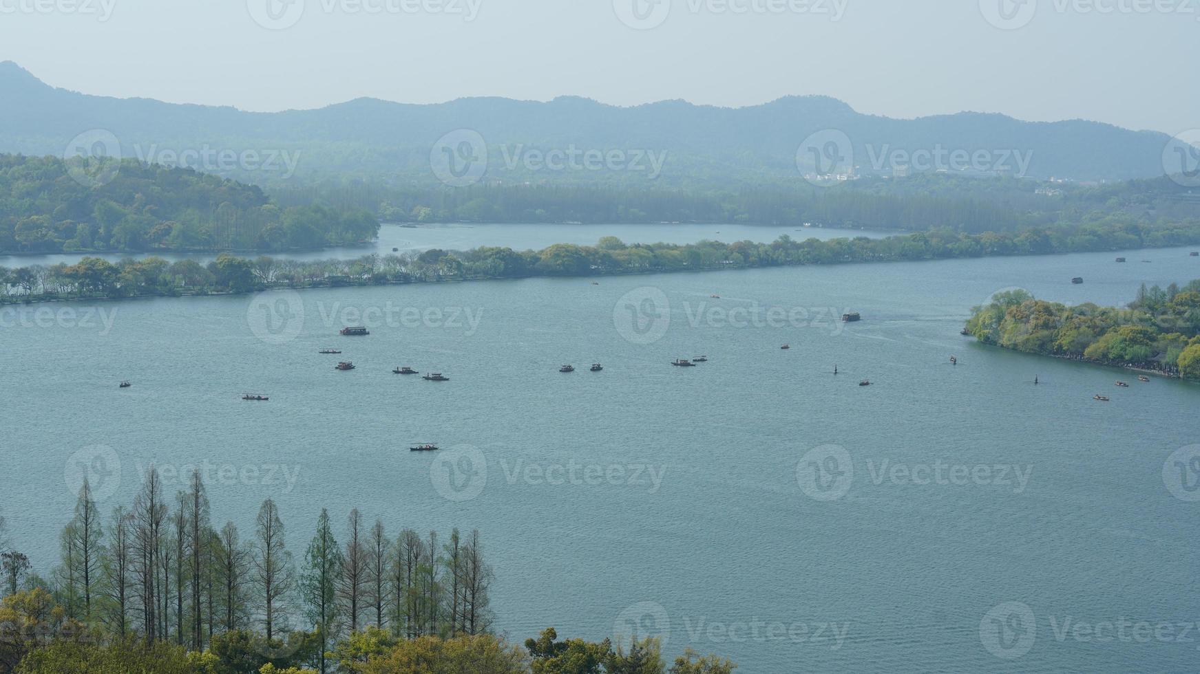 los hermosos paisajes lacustres en la ciudad china de Hangzhou en primavera con el lago tranquilo y las montañas verdes frescas foto