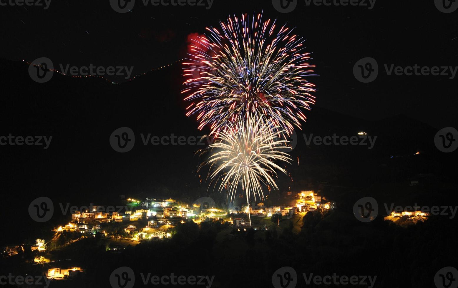 Fuegos artificiales en un pequeño pueblo de montaña. foto