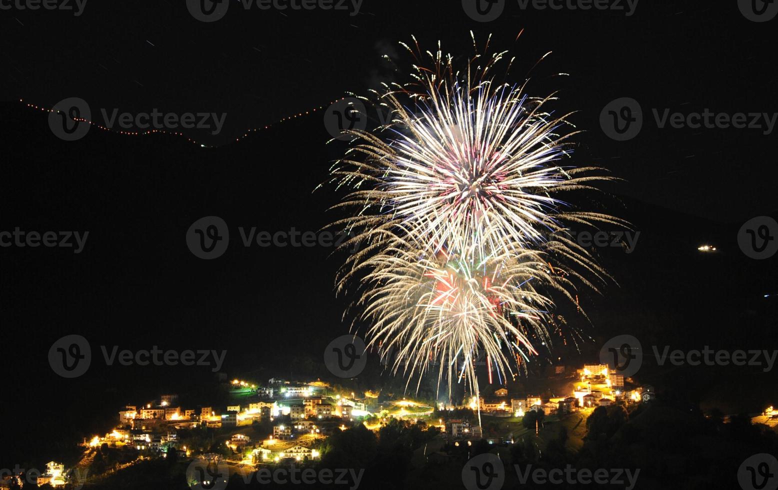 Fuegos artificiales en un pequeño pueblo de montaña. foto