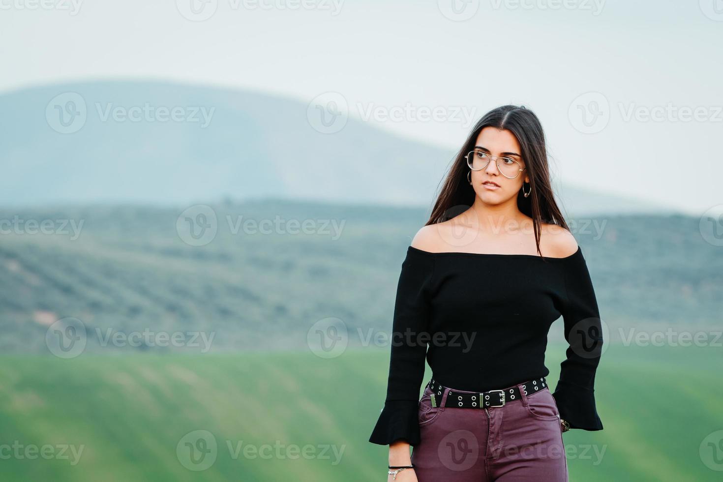 chica elegante caminando en el prado verde foto