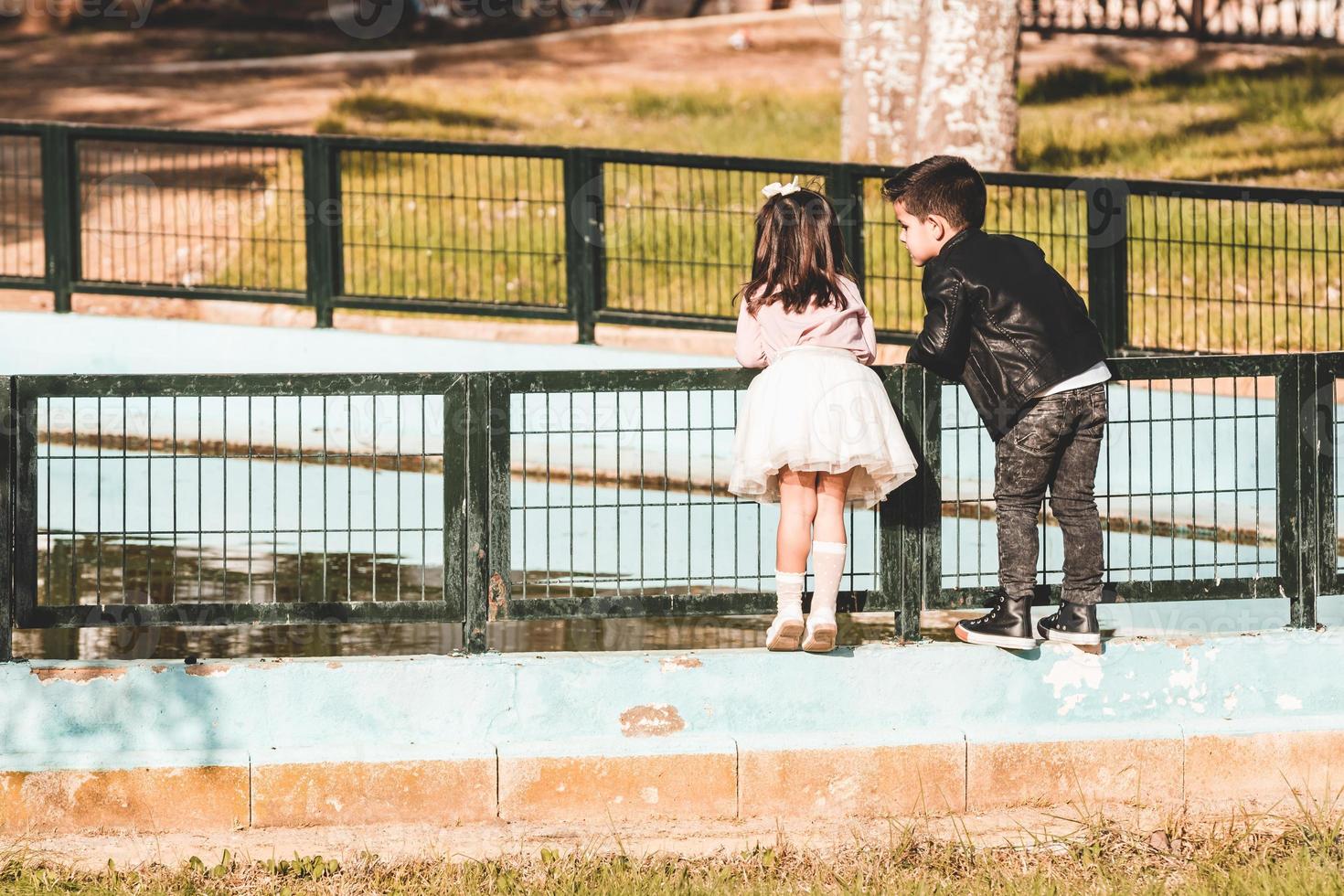 niños en el parque. niño y niña jugando foto