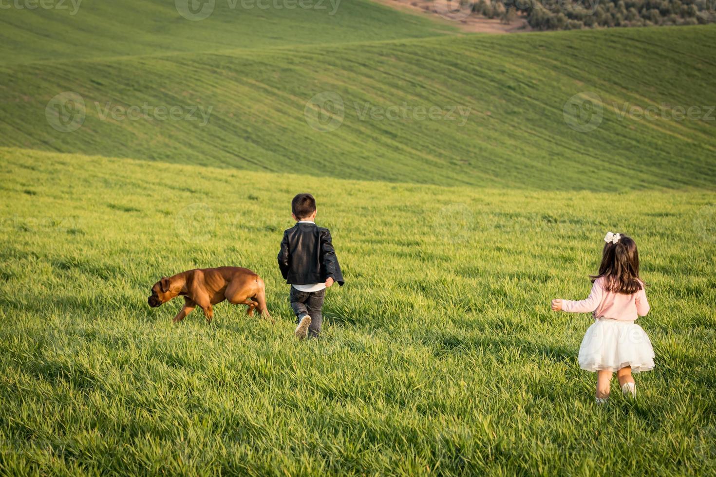 pareja joven, niño y niña está enamorado foto