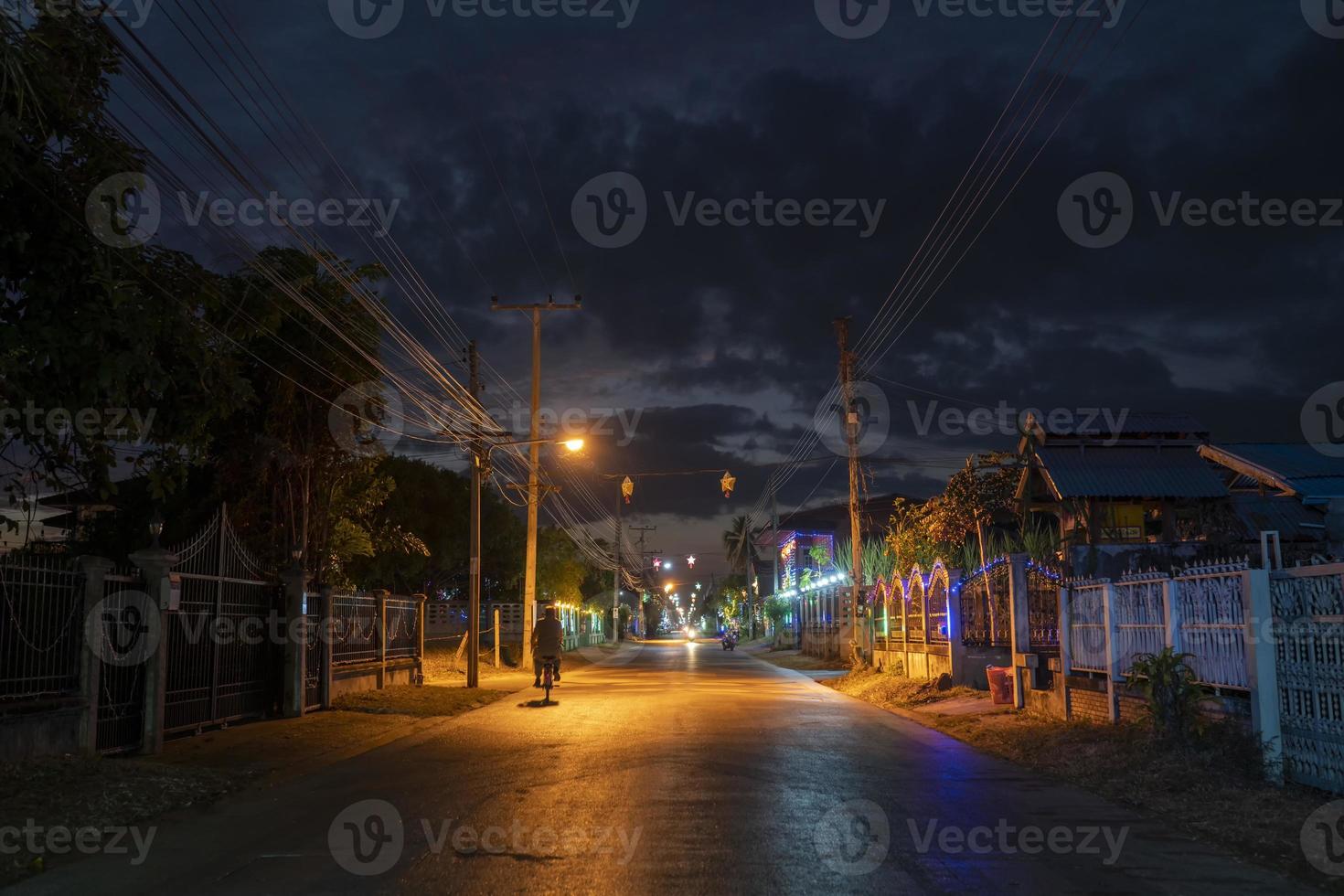 Calle nocturna en tha rae village sakon nakhon, Tailandia en la temporada navideña foto