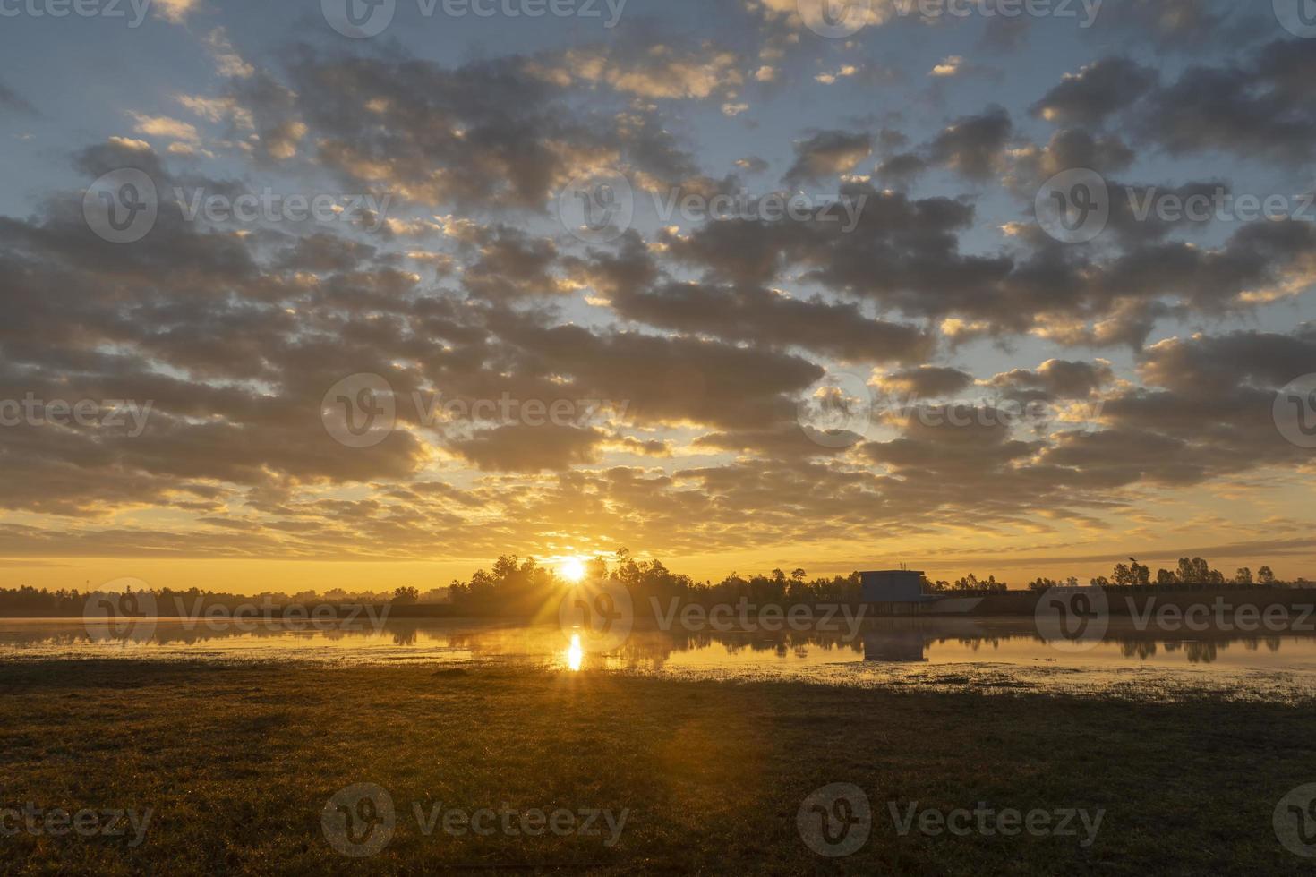 hermoso lago amanecer en la mañana foto