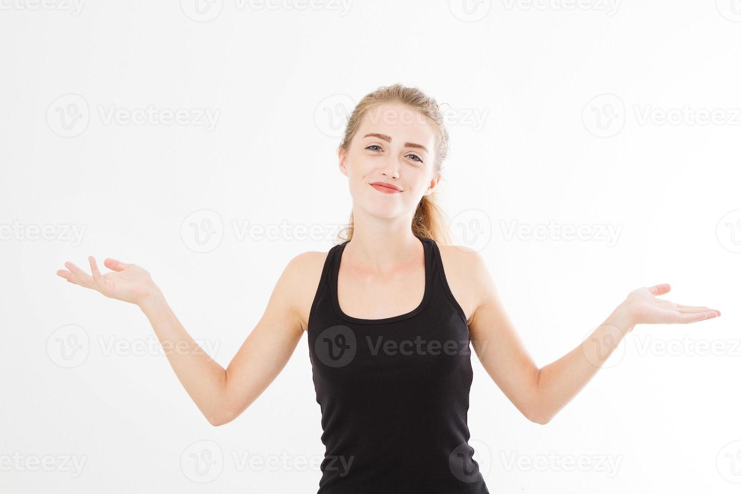 una niña feliz extiende sus manos sobre un fondo blanco aislado. mujer en camisa. foto