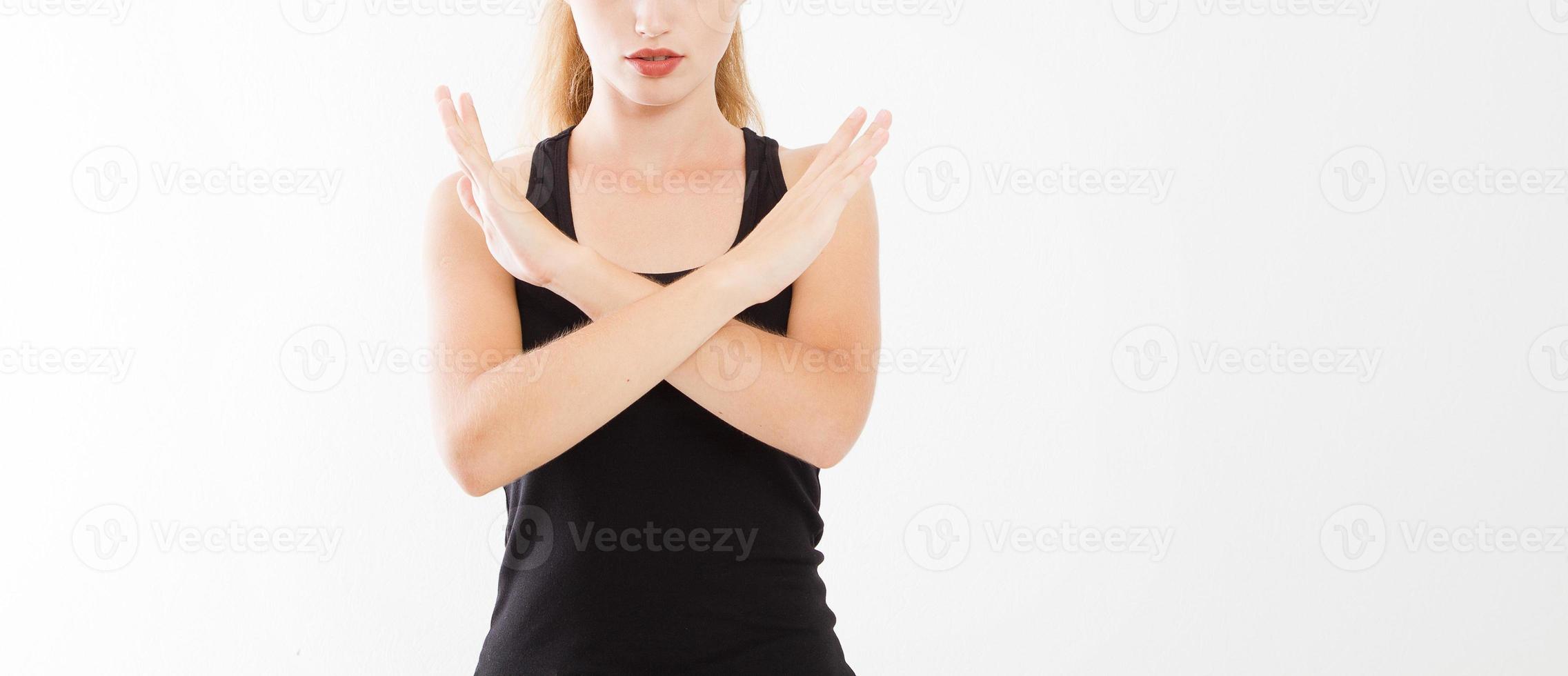 una niña se cruzó de brazos, señal de prohibición. Retrato de mujer seria, infeliz, sosteniendo dos brazos cruzados, sin gesticular ningún signo, mirando a la cámara. copia espacio, en blanco foto