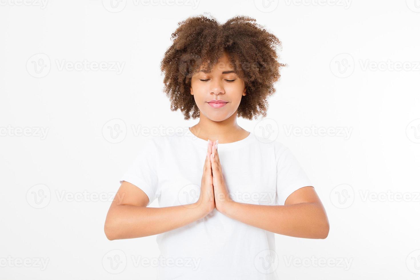 Primer plano de las manos de la mujer afroamericana negra con ropa blanca meditando en el interior, se centran en los brazos en gesto de namaste. concepto de estilo de vida saludable. Bosquejo. copie el espacio. plantilla. blanco. foto