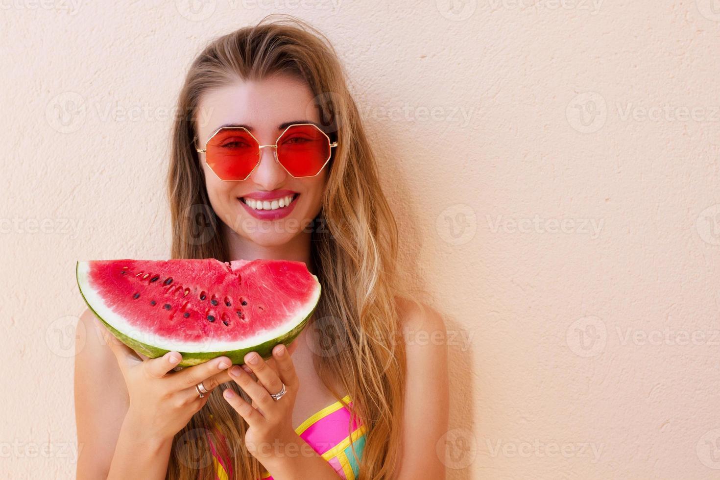 diversión de verano, mujer feliz con una rodaja de sandía, sosteniendo sandía y sonriendo. concepto de vacaciones, alimentación saludable, espacio de copia de dieta. foto