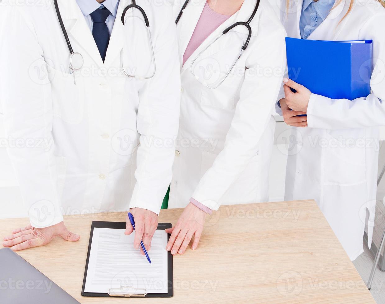 equipo de médicos en consultorio médico. gente con batas blancas. seguro médico. copie el espacio. foto