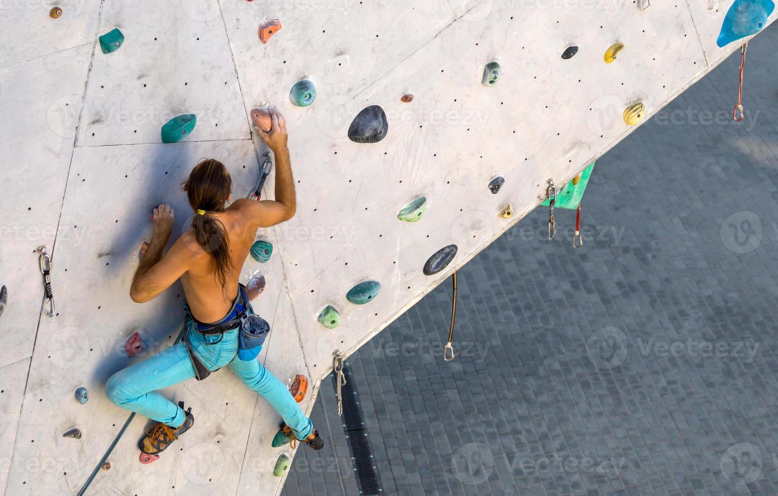 un hombre está escalando un muro de escalada foto