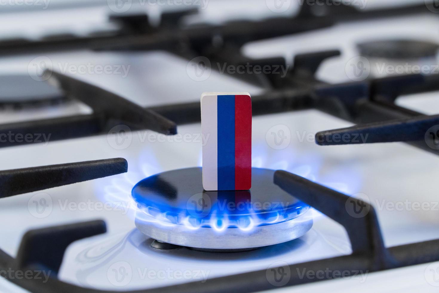 escasez y crisis del gas. Bandera de Rusia en una estufa de gas ardiente foto