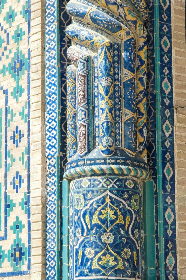 fragmento de una columna en la pared con el mosaico. los detalles de la arquitectura de asia central medieval foto